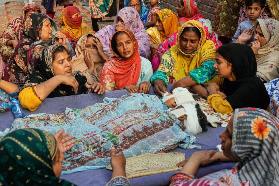 Funerals held for Pakistani children killed in tutoring center roof collapse