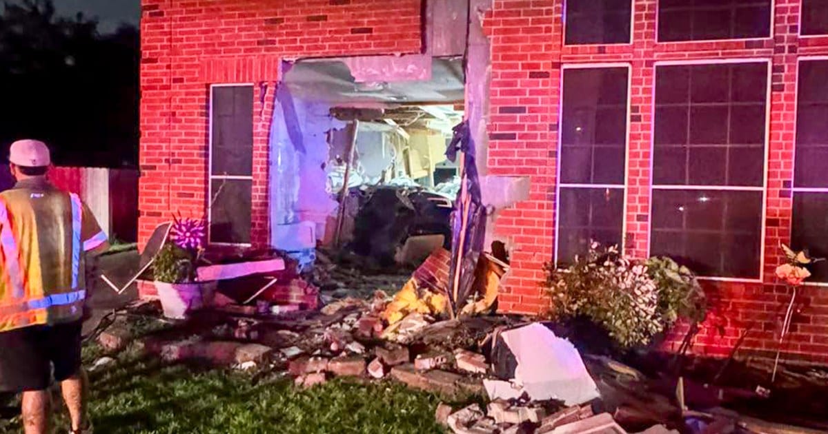 1 person killed as Tesla on autopilot crashes through Texas home